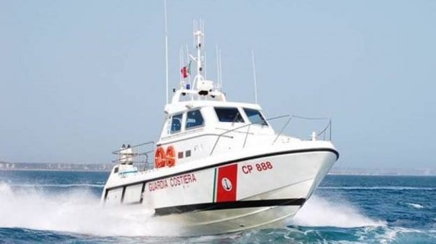Barca affonda a due miglia dalla costa di Capo Rama. Capitaneria salva due trentenni