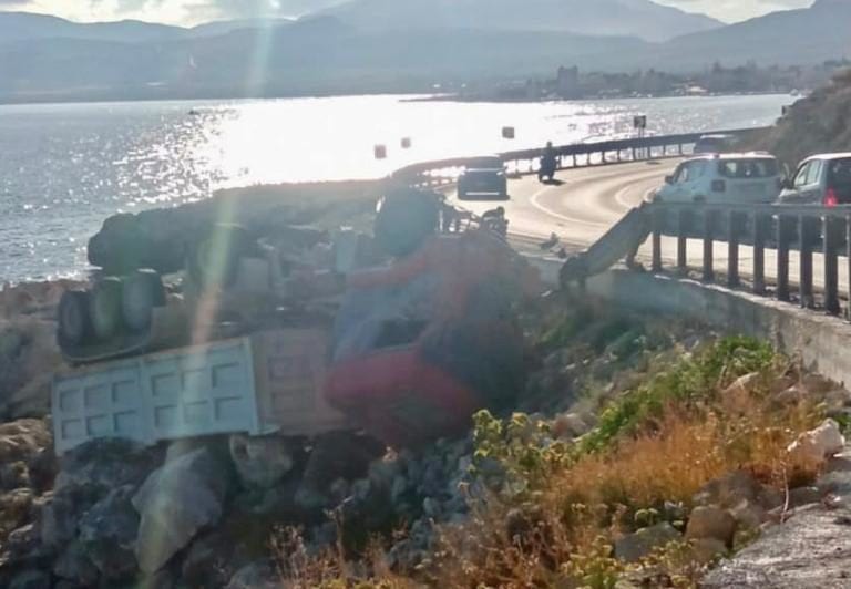 Camion sfonda guardrail tra Bonagia e Pizzolungo. Miracolato il conducente