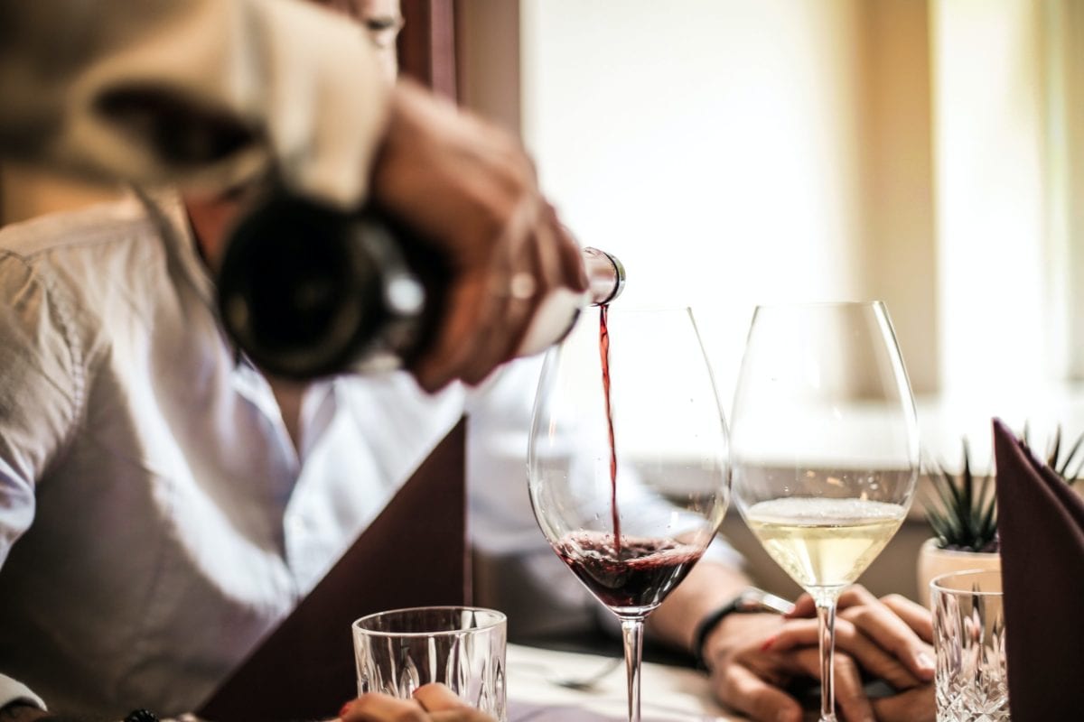 'Amici e guardati!', lo invita a casa per un drink e poi gli ruba tutto. Curiosa storia, fra vecchi amici, a Trapani