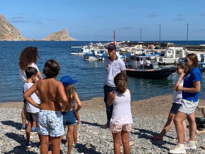 Educazione ambientale a Marettimo. Bambini, turisti e bagnanti sulla spiaggia di Scalo Vecchio