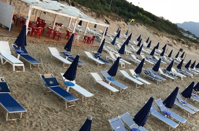 Sequestro di ombrelloni e lettini al Lido Greg ad Alcamo Marina. Occupavano spiaggia libera
