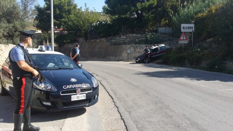 Denunciati due alcamesi di 32 e 39 anni dai carabinieri. Trovata in casa merce rubata