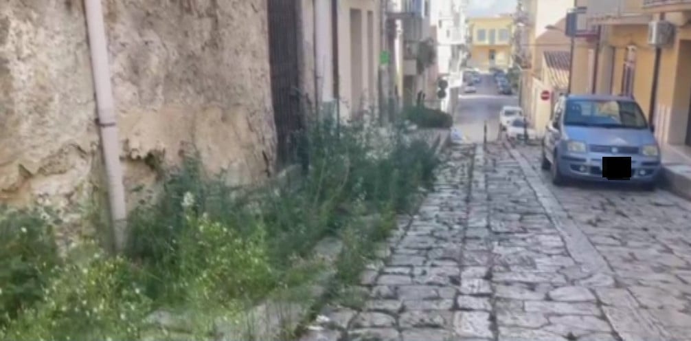 Vie Ruggero VII e Cernaia di Alcamo invase da sterpaglie
