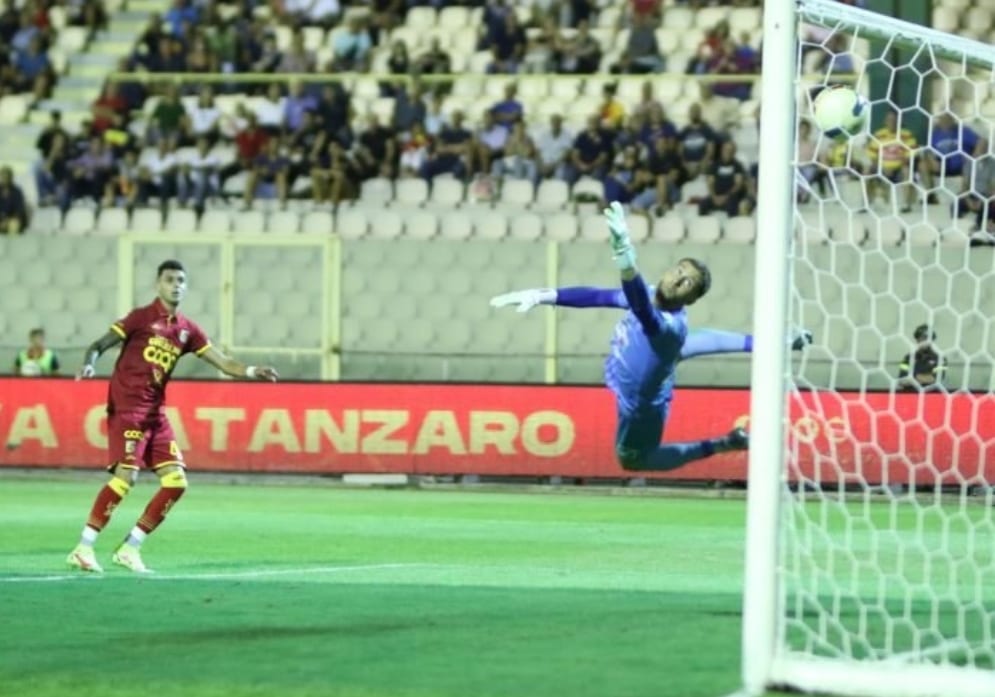 Calcio, in Eccellenza capitombolo del Castellammare. In C nuova maglia e rete per Mulè
