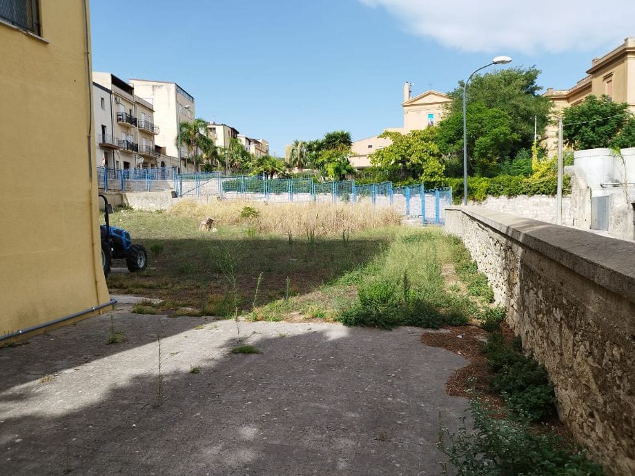 Pulizia e mantenimento degli spazi verde nelle scuole di Alcamo. Apertura prevista per il 19 settembre