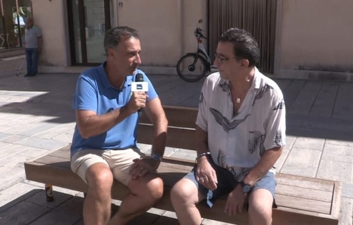 "Prima panchina di fronte al municipio" l'indirizzo sulla carta di identità. Accade ad Alcamo