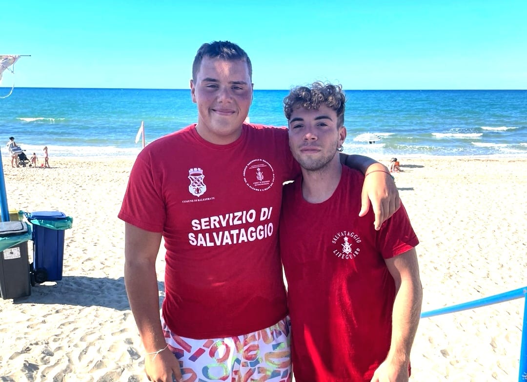 Stava annegando insieme ai due nipotini. Bagnini si tuffano, rischiano ma li salvano