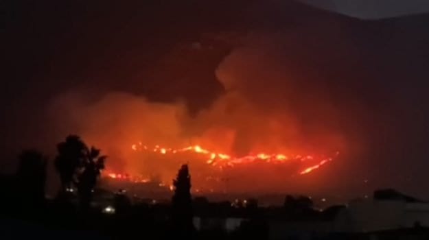 Incendi a Partinico, Balestrate, Carini e Trappeto. Bruciati rifiuti per strada allo Zen di Palermo