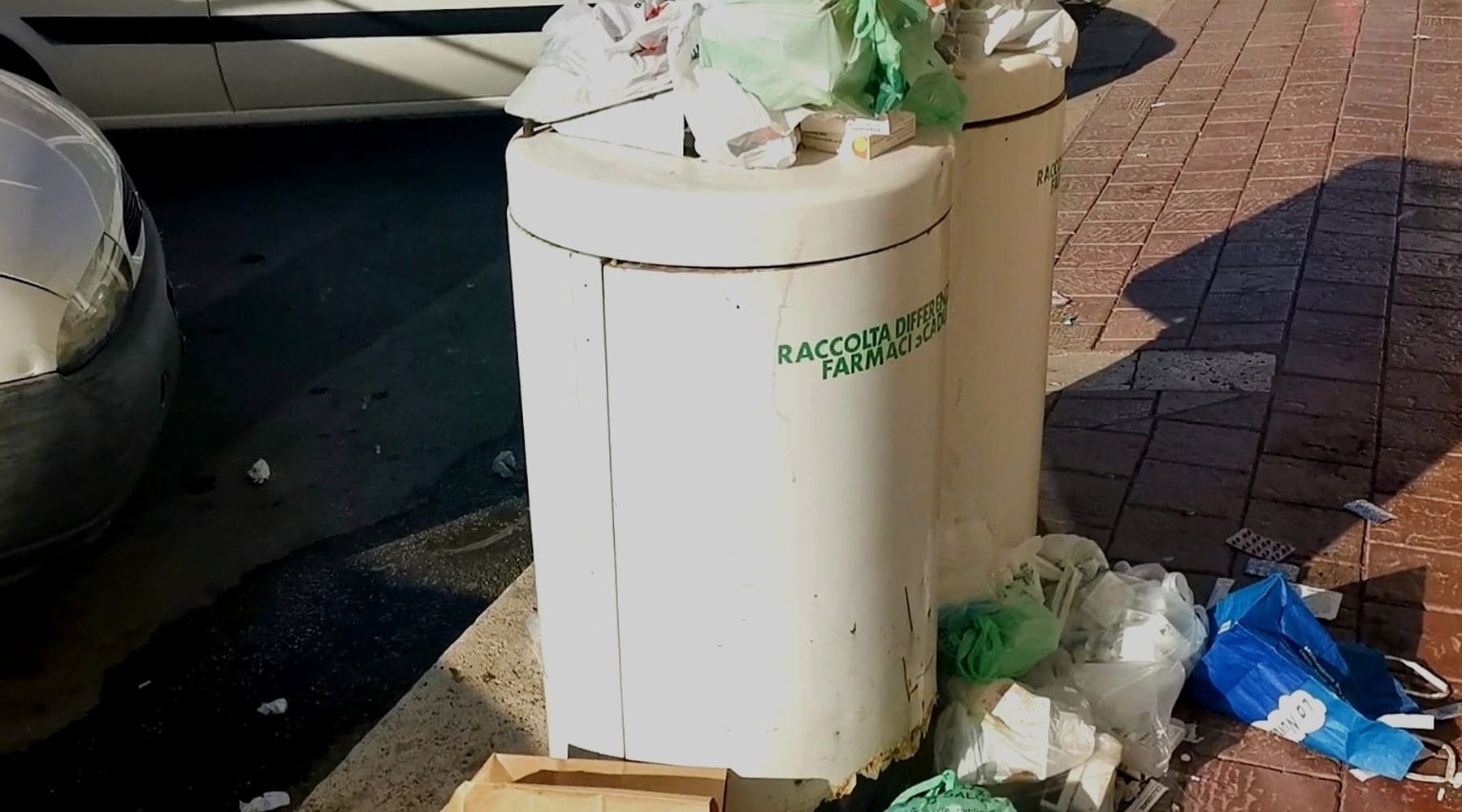 Farmaci scaduti ad Alcamo, da giorni raccoglitori stracolmi. Rischi per i bambini