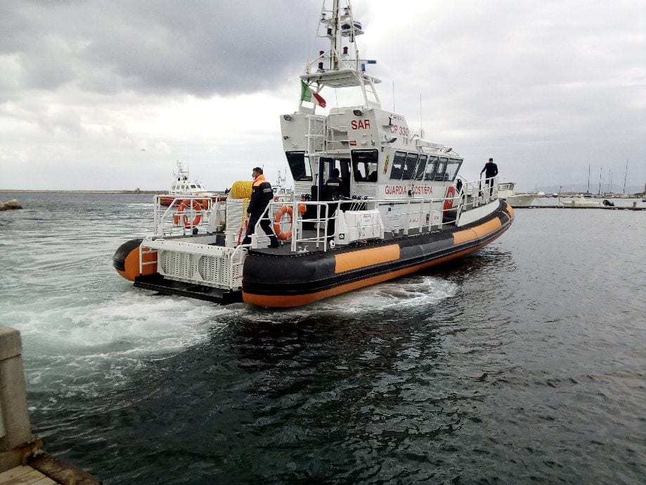 Mare mosso, alte onde e avaria del motore. Guardia Costiera di Trapani salva 14 persone