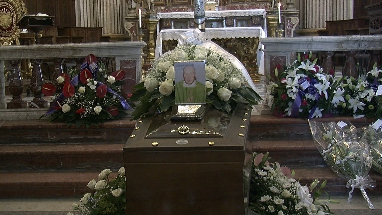 Clero, istituzioni e comunità di Calatafimi a lutto. Commozione per i funerali di padre Campo