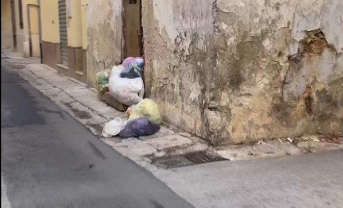 Incivili e sporcaccioni scaricano rifiuti ad Alcamo