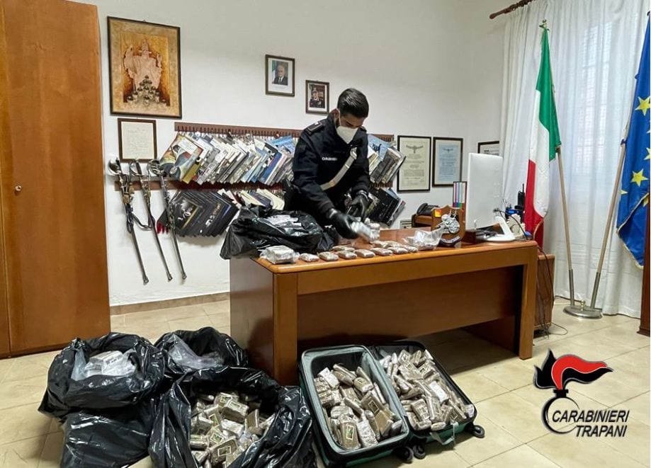 Oltre 1.300 panetti di hashish a Pantelleria, condannati i due spacciatori
