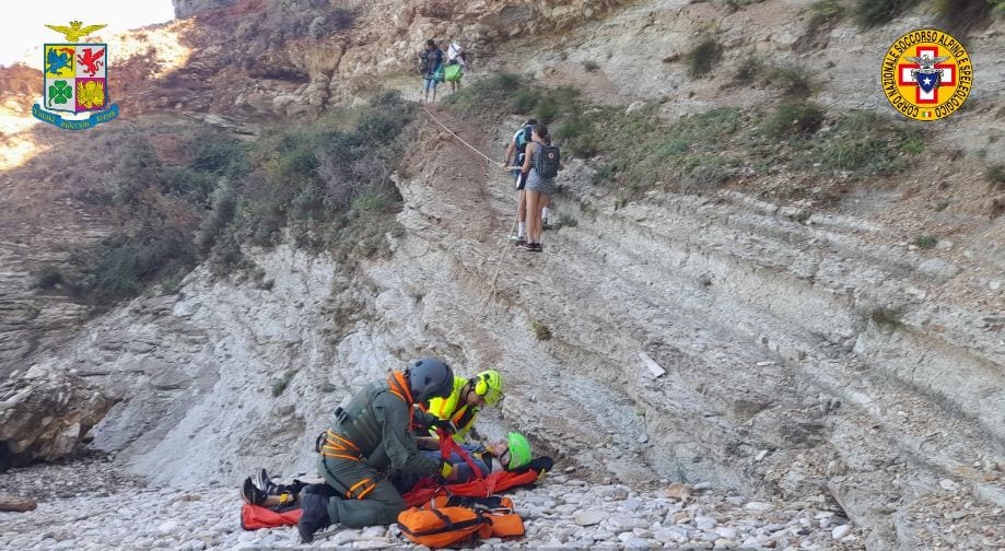 Soccorsa turista a "Cala dei Sogni", a Castellammare del Golfo. Gravi contusioni e ferita alla testa