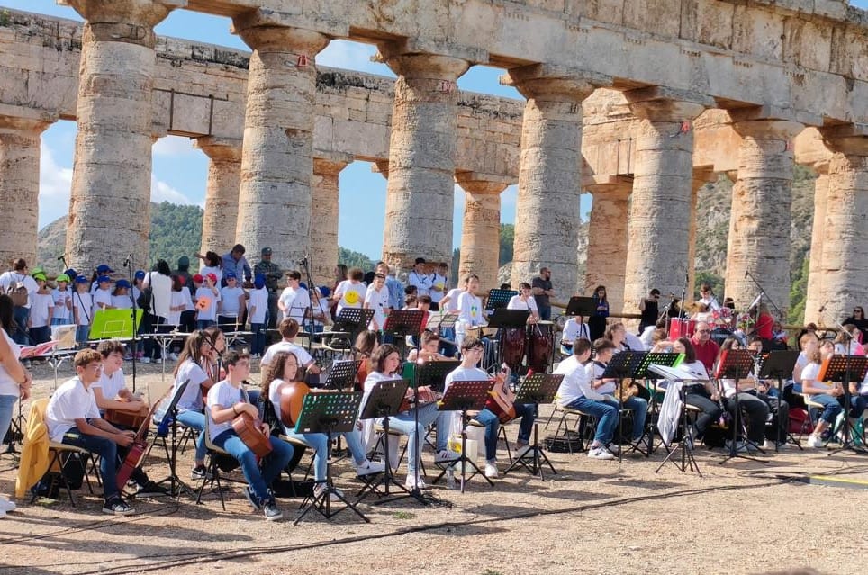 Studenti e performances a Segesta davanti al tempio. Apre così anno scolastico