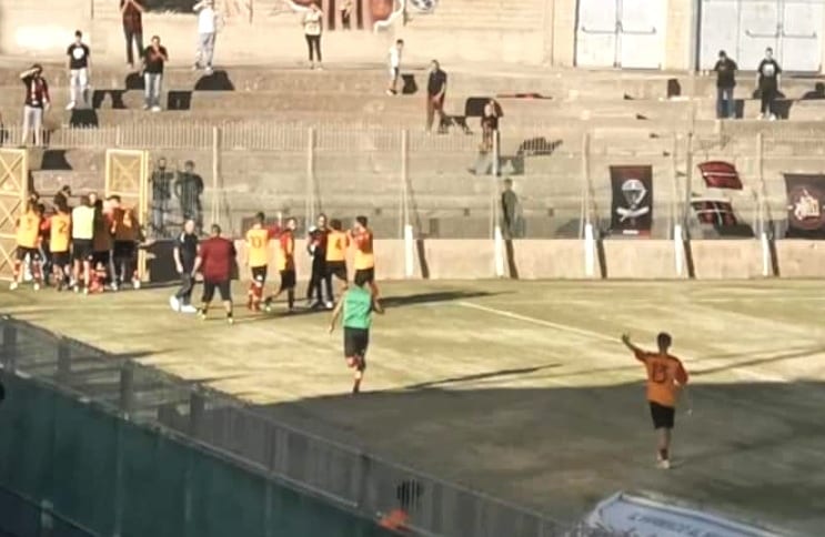 Calcio, tentata invasione degli ultras della Folgore. Arbitro sospende match