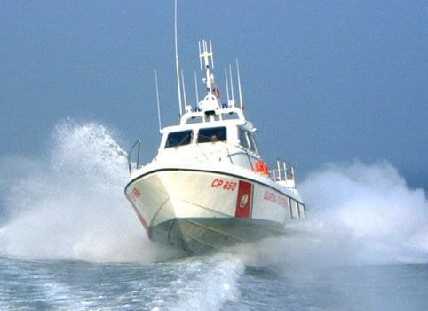Catamarano alla deriva, guasto ai motori. In soccorso, la Guardia Costiera di Mazara del Vallo