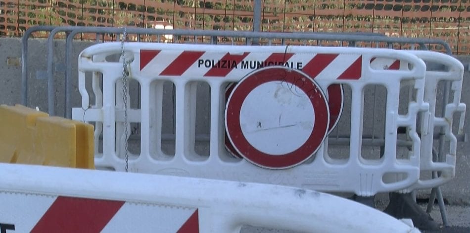 Ponte sul San Bartolomeo chiuso tutte le sere, a prescindere dal meteo. Attesa automazione