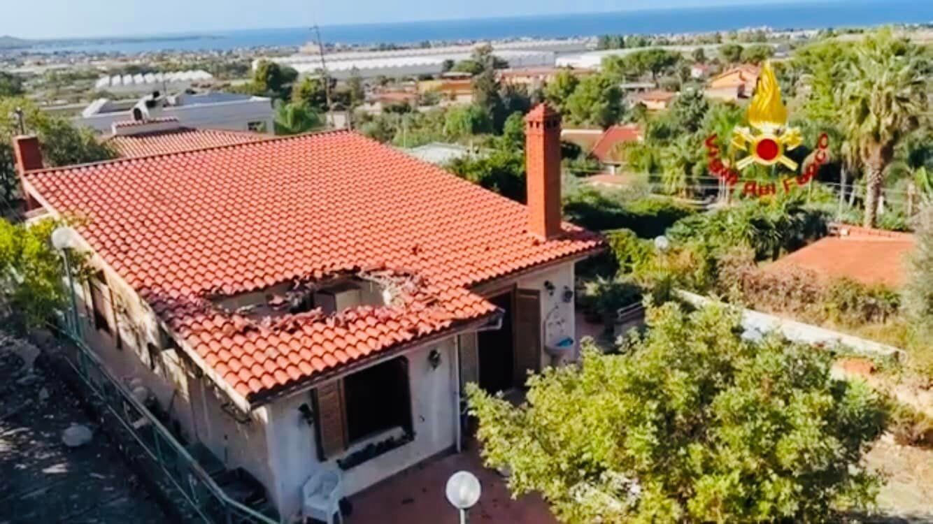 Massi cadono da costone a Carini, sfondata una villetta. Sindaco ordina sgombero