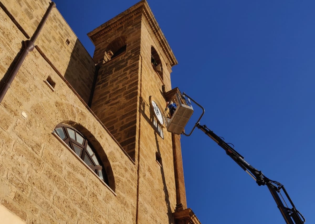 Finalmente funziona l'orologio di "San Giuseppe" a Castellammare. Nuova illuminazione