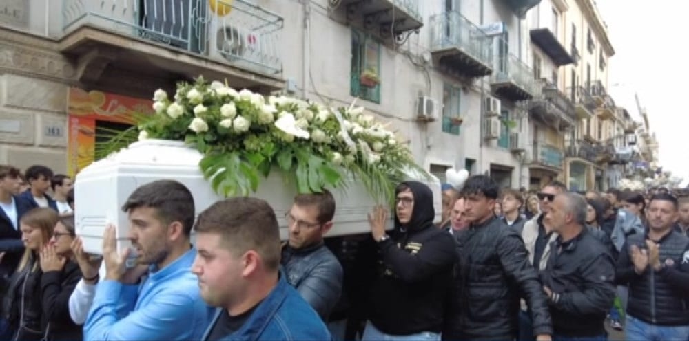 Folla ai funerali e lutto cittadino a Partinico, la comunità saluta Antonino Ortoleva