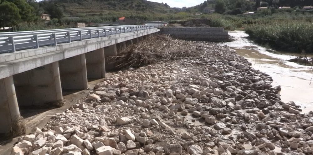 Ponte sul fiume San Bartolomeo chiuso almeno fino a martedì. Canneti e detriti ostruiscono luci