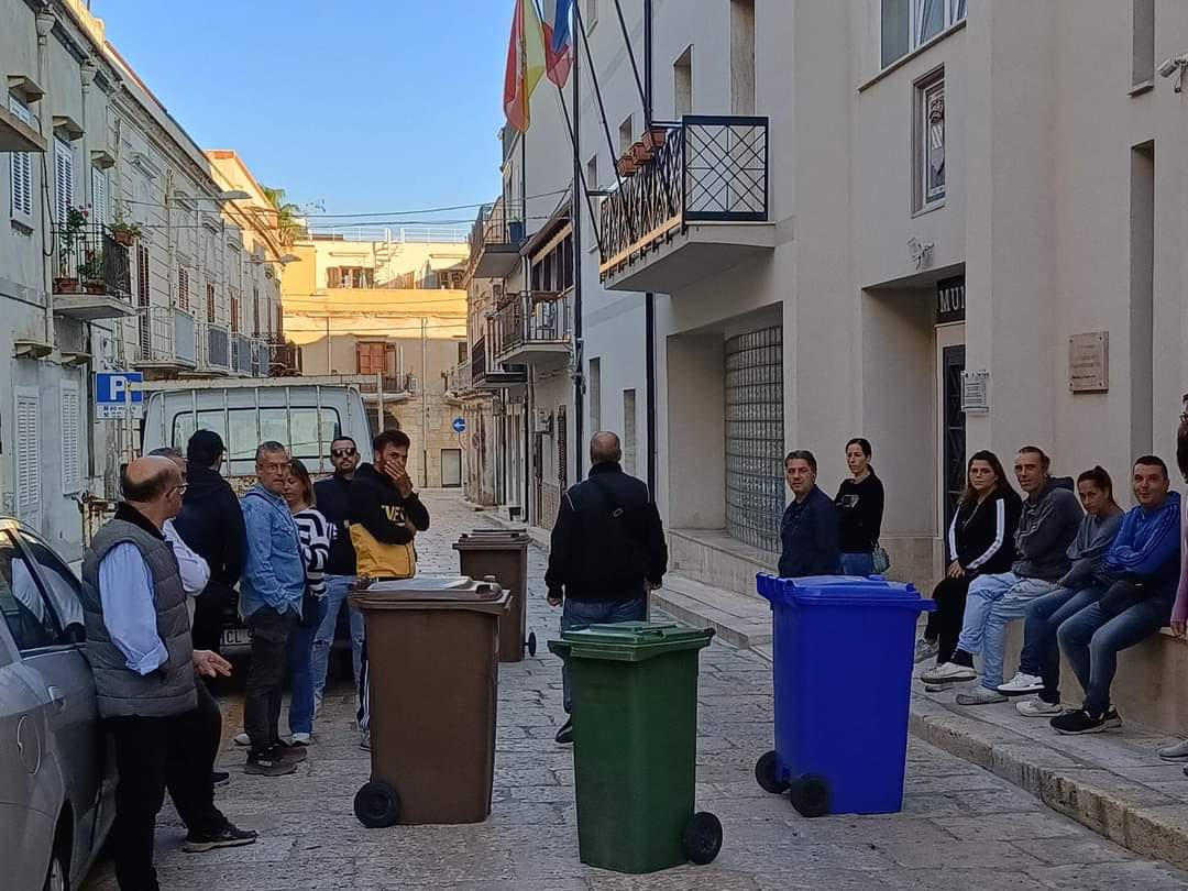 I commercianti di Balestrate in protesta contro ordinanza comunale. Bidoni davanti al Comune