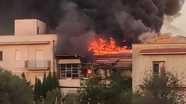 Incendio ad Alcamo, fiamme su un'abitazione. Evacuata famiglia e soccorso per malore