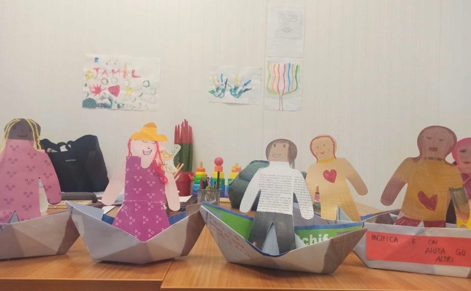 Bimbi di Lampedusa regalano disegni e creazioni ai migranti dell'hotspot
