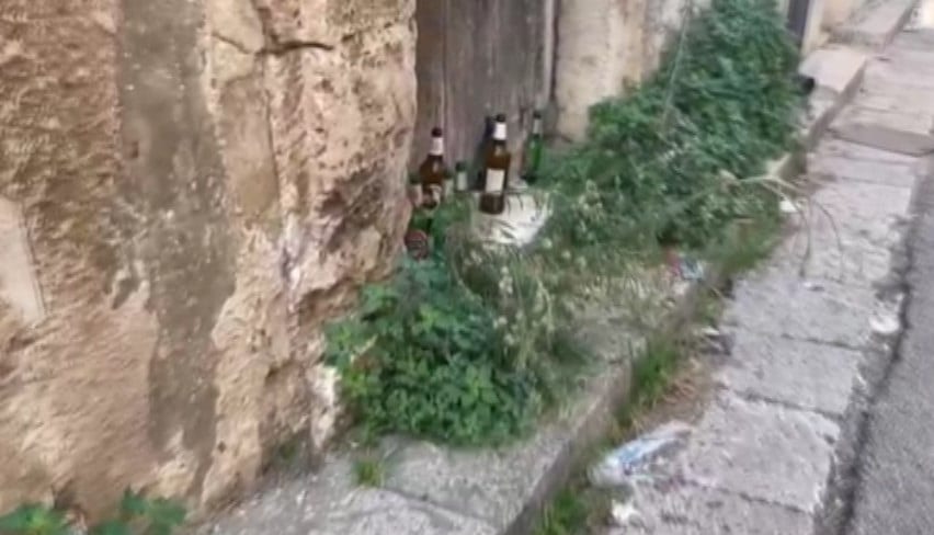 Sterpaglie e spreco per tante perdite di acqua ad Alcamo