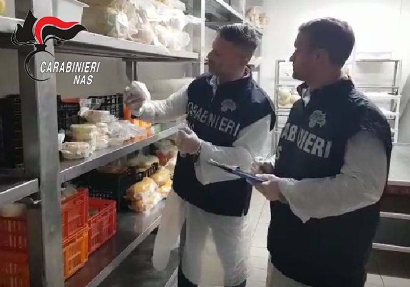 Intossicazione da alimenti crudi, sanzioni e sequestri per 15 aziende. Anche nel trapanese