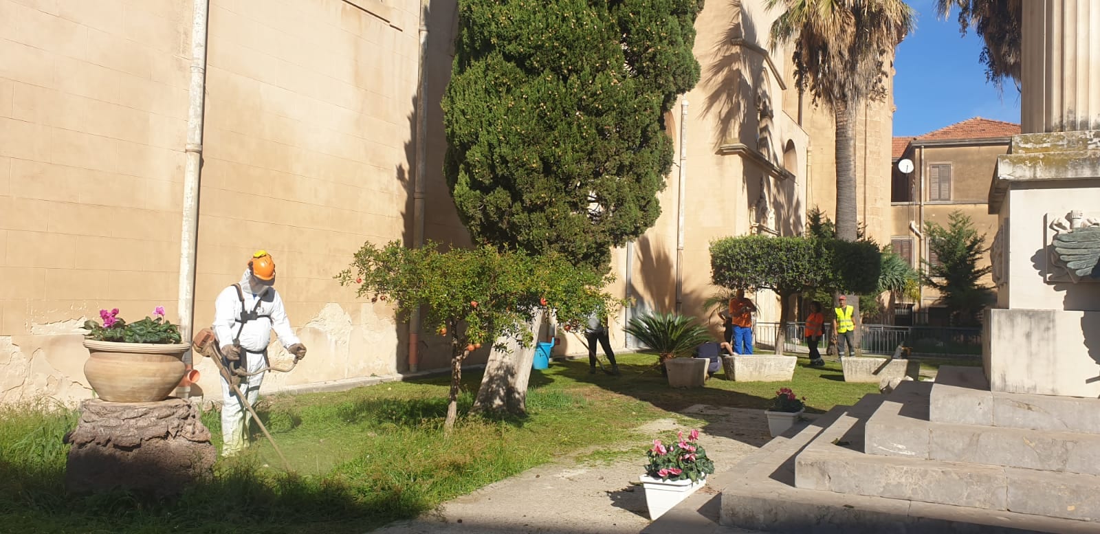 Pulizia cimiteri di Alcamo, i PUC a lavoro. Pulita anche Piazzetta IV Novembre