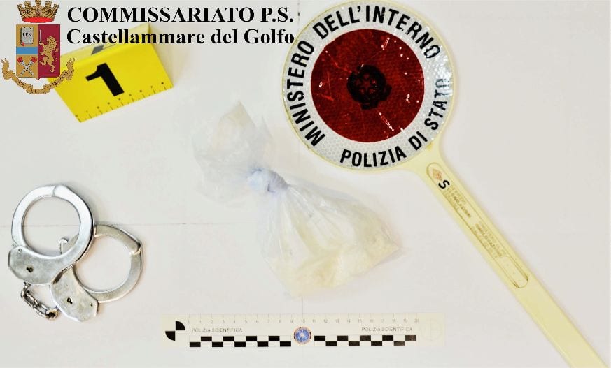 Lancia la droga dal finestrino dell'auto e scappa a piedi, arrestato castellammarese