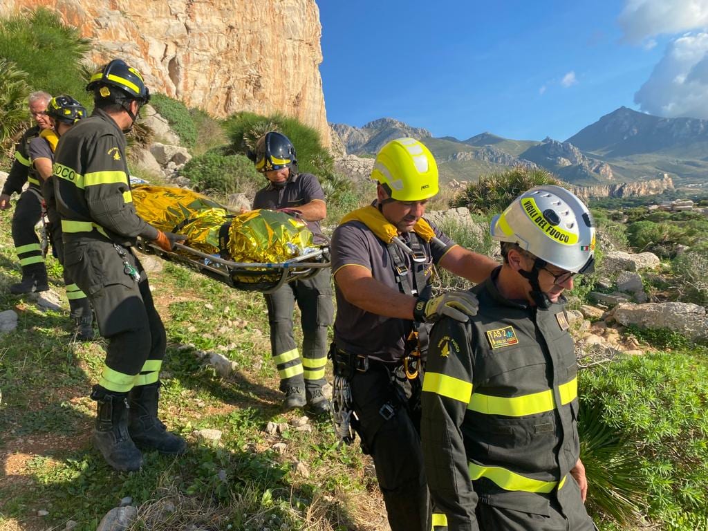 VVF, salvataggio sulle falesie di ‘Grotta del Cavallo’ a San Vito Lo Capo. SAF ed elicottero