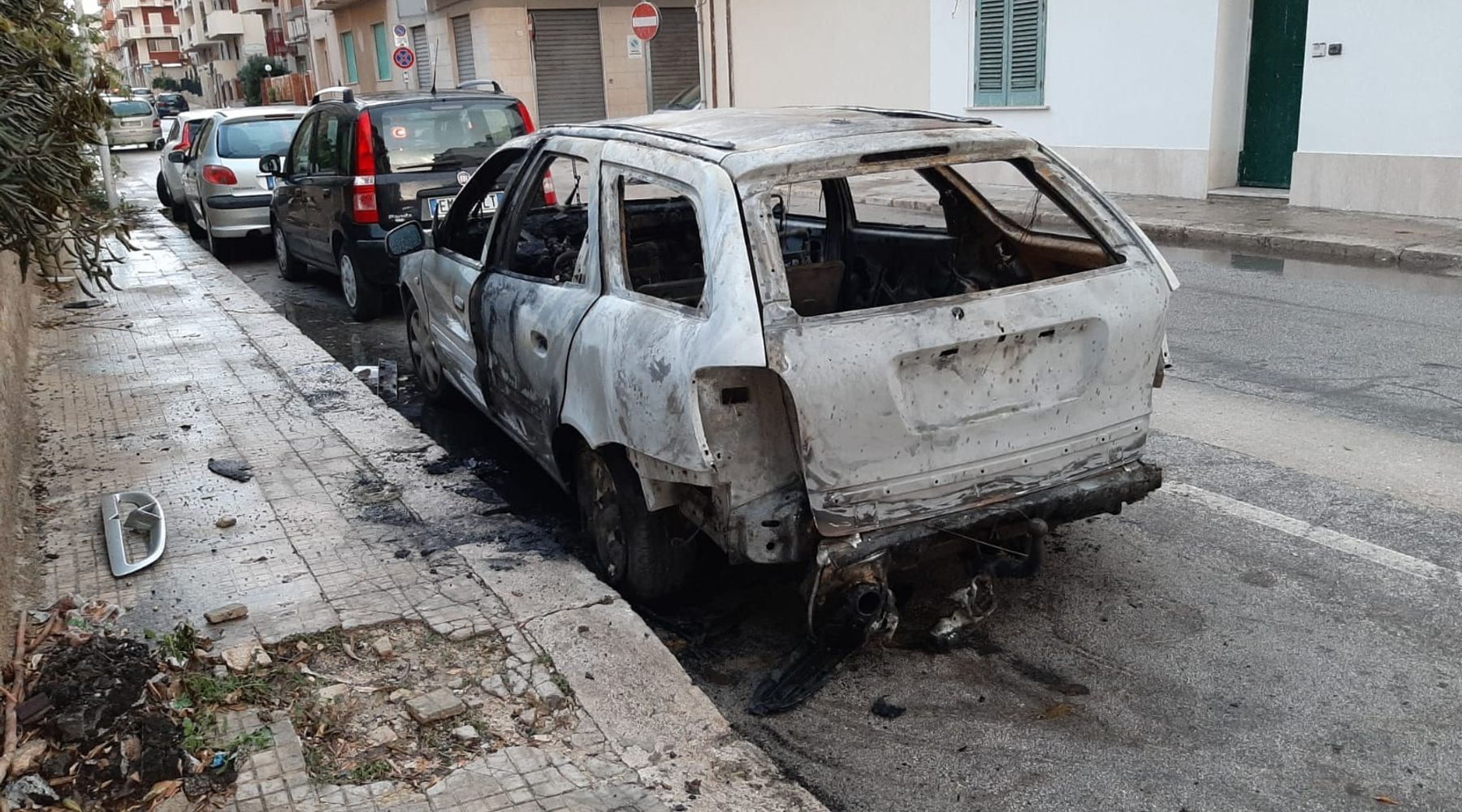 Bruciano le auto a Marsala, station wagon in fiamme. Terzo incendio in pochi giorni