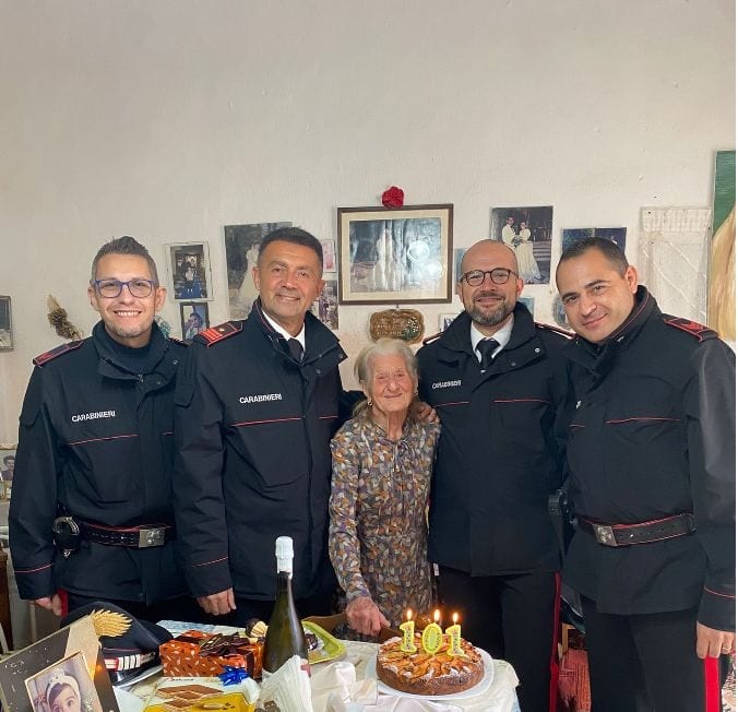 Compie 101 a Favignana, festeggiata dai carabinieri con torta preparata in caserma