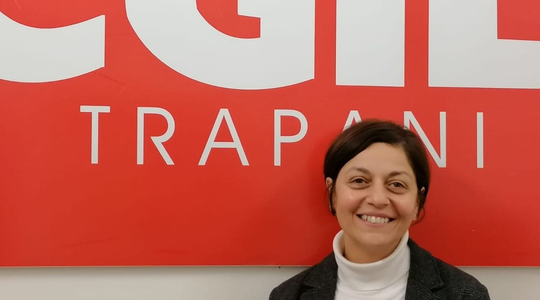 'Giornata contro la violenza sulle donne’, CGIL colora di rosso sede trapamese