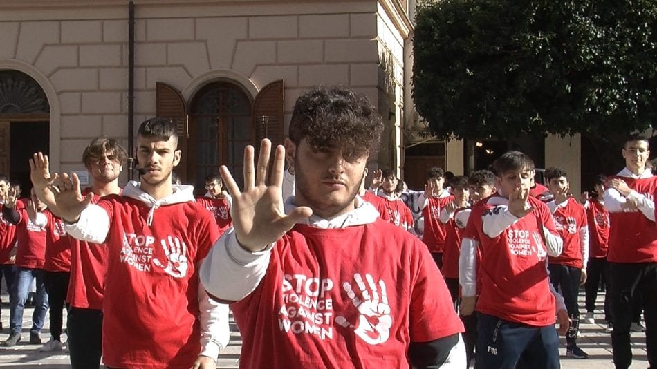Gli studenti dell'ITET di Alcamo, in piazza, contro la violenza sulla donne con un flash mob quasi tutto al maschile