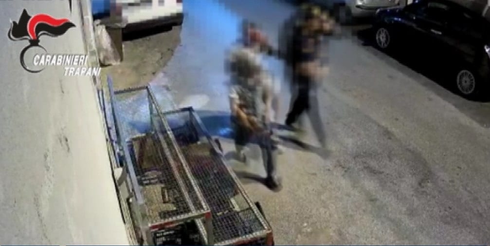 Infissi divelti e furti a negozi, anche all’ASP. Arrestati tre pluri-pregiudicati alcamesi