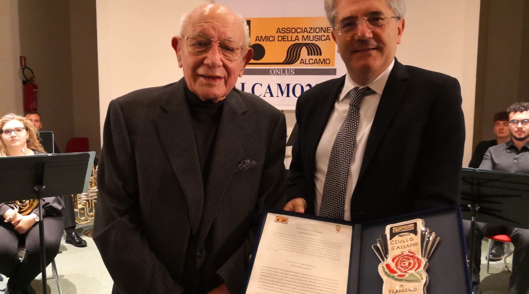 Premio "Ciullo d'Alcamo" all'avvocato Francesco Lauria. Si occupò del processo sulla strage di Alcamo Marina
