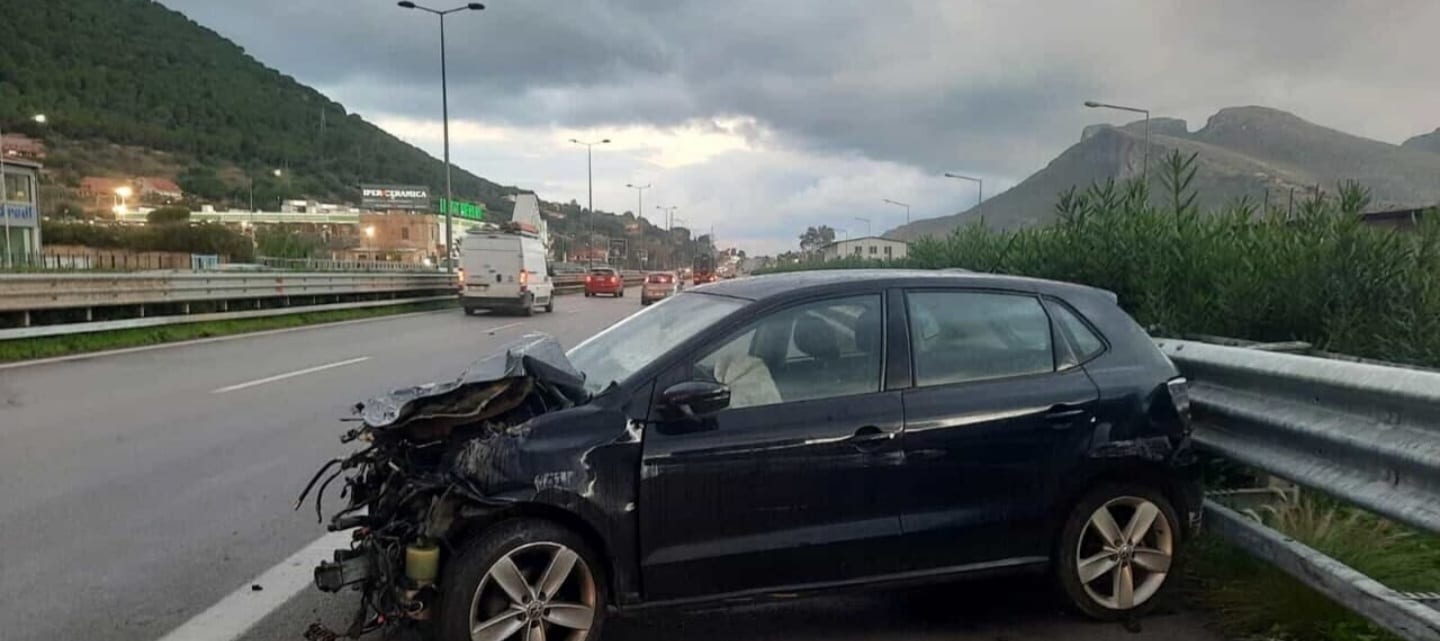 Incidente A29 Palermo - Mazara, perde il controllo e si schianta sul guardrail. Grave 24enne