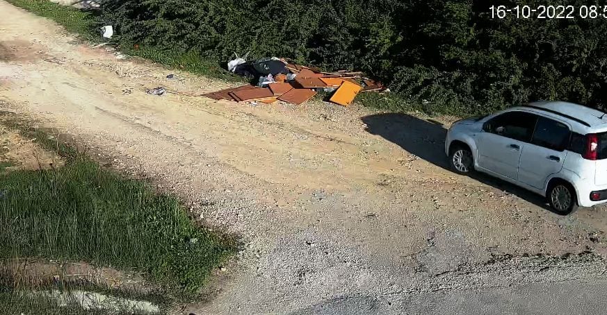 Abbandono rifiuti a Marsala, sequestrati altri 7 veicoli. Multe da 400 euro