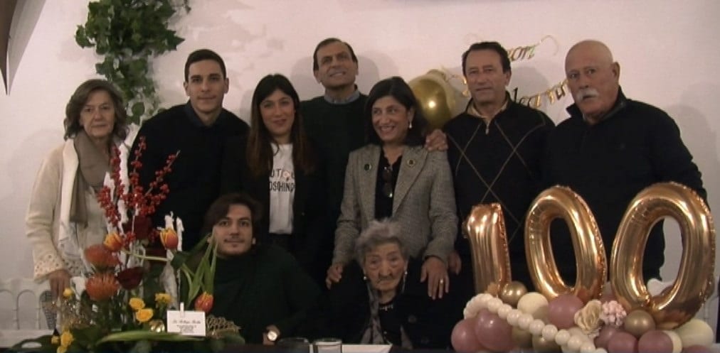 Arzilla nonnina di Alcamo compie 100 anni e ricorda la guerra: “Molto molto brutta” (Intervista)
