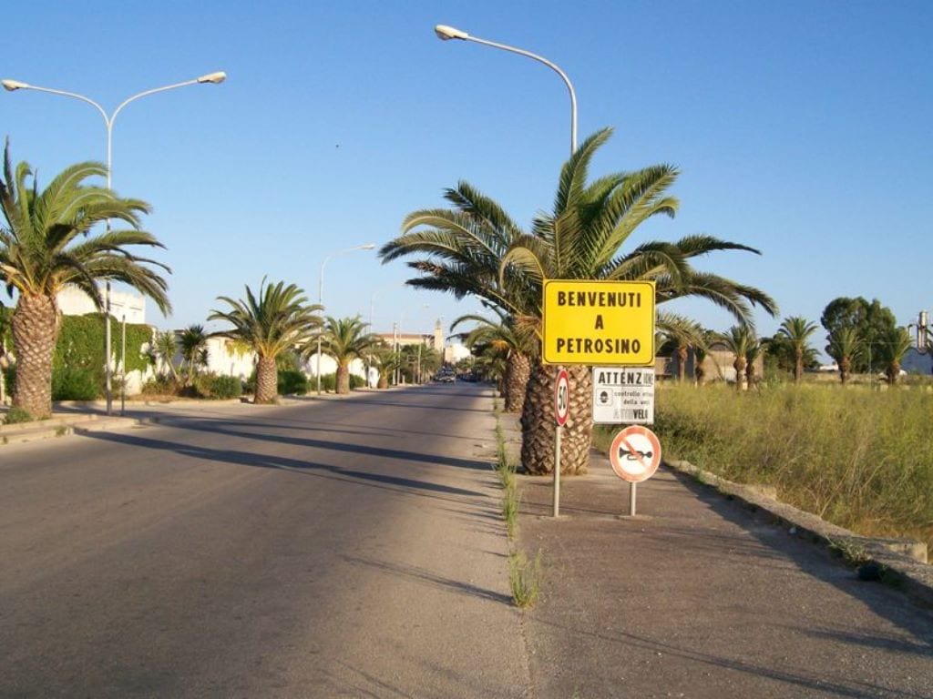 Abbandono dei rifiuti in strada, sequestro dei veicoli utilizzati anche a Petrosino