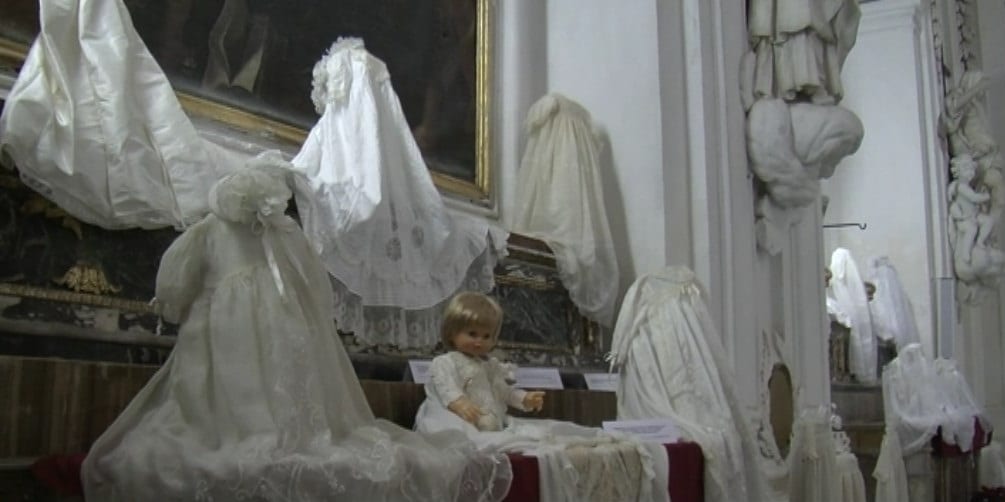 Antichi vestitini battesimali e Inno alla vita, mostra ad Alcamo (Interviste)