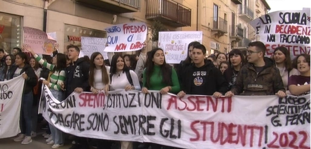 Niente riscaldamenti nelle scuole di Alcamo, studenti in piazza. Lettera a Cerami