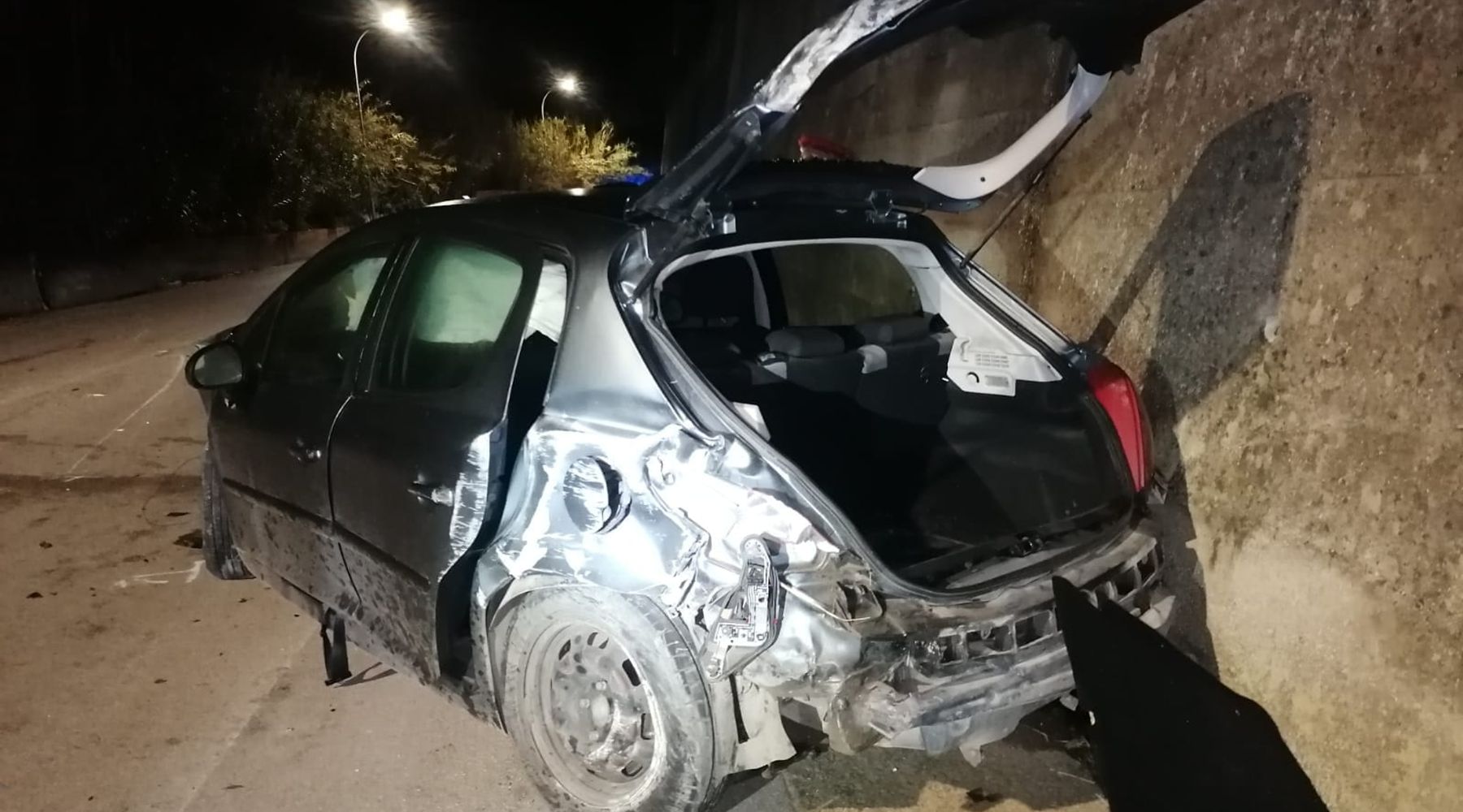 Perde il controllo dell'auto e sbatte sui muri, alle porte di Alcamo. Illeso conducente