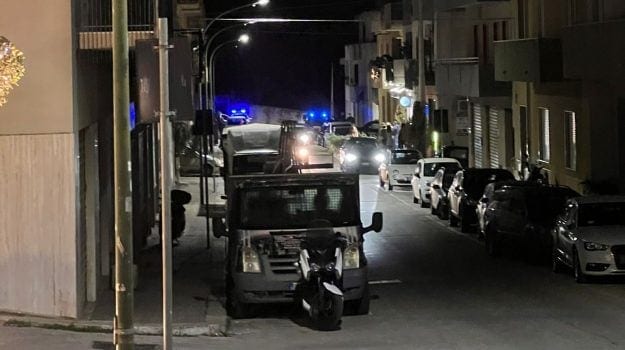 Entra nudo e con coltelli in un condominio a Valderice, arrestato nigeriano