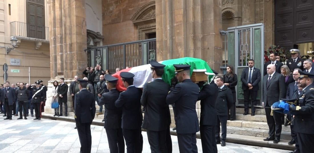 Eurofighter precipitato, anche ministro Crosetto ai funerali. Attesi gli esiti dell’autopsia (VIDEO)