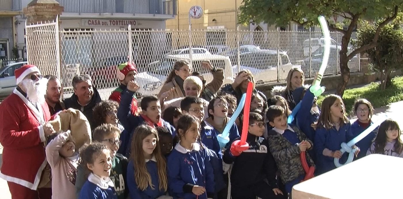 Natale solidale alla 'Montessori' di Alcamo, noto bar offre pasti ad alunni meno abbienti